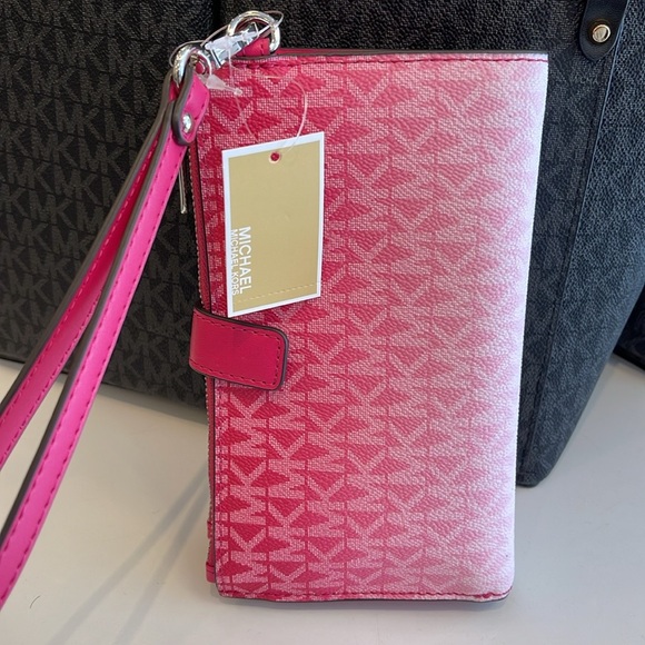 MICHAEL KORS
Jet Set Large Logo Signature Double-Zip Wristlet-Wallet-Phone Case - Picture 11 of 16